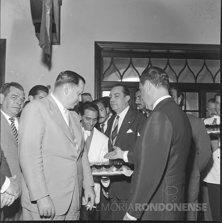 Juscelino Kubitscheck oferecendo um drinque ao seu colega paraguaio na inauguração do Hotel das Cataratas.
Imagem: Acervo Arquivo Nacional
Código de Referência: BR RJANRIO EH.0.FOT, PRP.5327