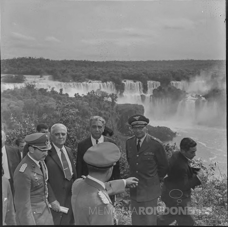 Militares e assessores dos governos do Brasil e do Paraguai durante a visita dos respectivos presidente às Cataratas em 05 de outubro de 1958.
Imagem: Acervo Arquivo Nacional
Código de Referência: BR RJANRIO EH.0.FOT, PRP.5327


