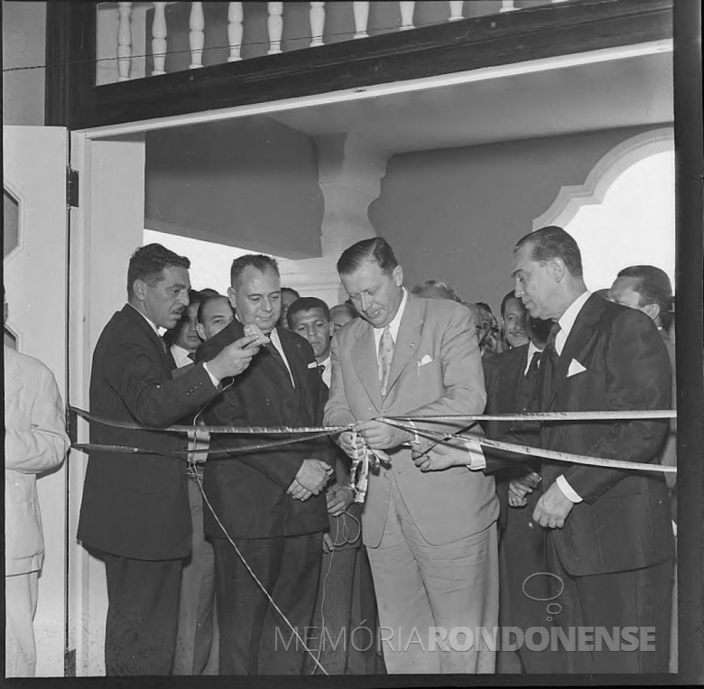 || Alfredo Stroessner, presidente do Paraguai, destando a fita d einaguração do Hotel das Cataratas, em 05 de outubro de 1958.
Imagem: Acervo Arquivo Nacional
Código de Referência: BR RJANRIO EH.0.FOT, PRP.5327