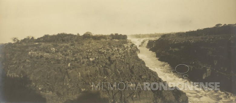 || Estrangulamento do Rio Paraná no Salto das Sete Quedas, na fronteira Brasil/Paraguai.
Foto feita entre entre 1920 e 1929, por B. Rondon.
Acervo  Arquivo Nacional  - Código de Acesso: BR_RJANRIO_OG_0_FOT_0001_141B.