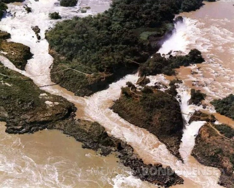 || Imagem aérea mostrando parte das pontes pênsis.
Imagem: Acervo  Projeto Memória Rondonense.