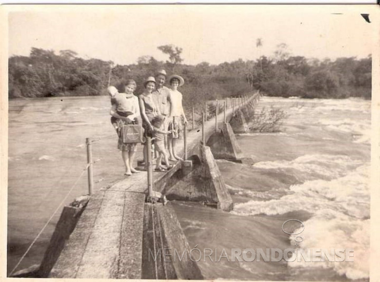 1ª passarela construída nas Cataratas.
Imagem: Acervo não identificado.