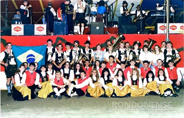 || Grupo Folclórico Raízes de Marechal Cândido Rondon com a banda da Alemanha, na Oktoberfest de 1992. Pode ser também que seja de 1993.
Imagem: Acervo do rondonense Urbano Ten Caten. 