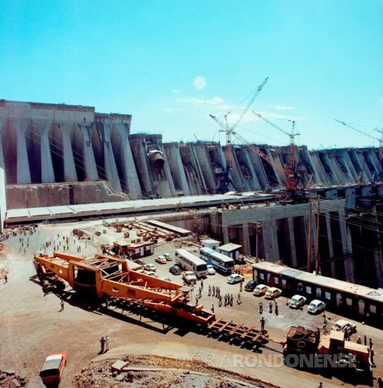 || Chegada da 1ª turbina que foi instalado do lado paraguaio, em 1982.
Imagem: Acervo e legenda do rondonense Josias de Paula que trabalho na construção da grande barragem..
