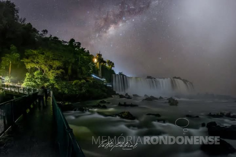Vista noturna das Cataratas. 
Foto de Valter Patrial postada no Facebook, em 21 de janeiro de 2025.