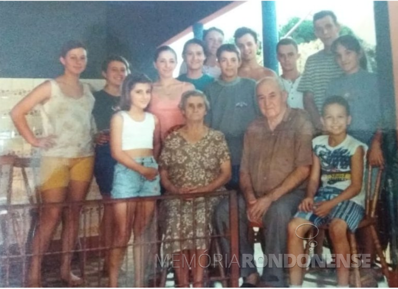 Casal pioneiro Gracia e Antonio Bendo com um grupo de netos. 
