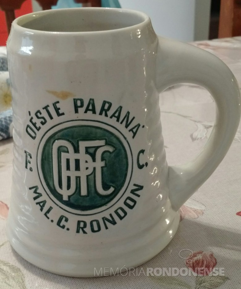 Outra imagem do caneco da 1ª Festa da Cerveja Antarctica, de 1966, organizada pelo então Oeste Paraná Futebol Clube. 