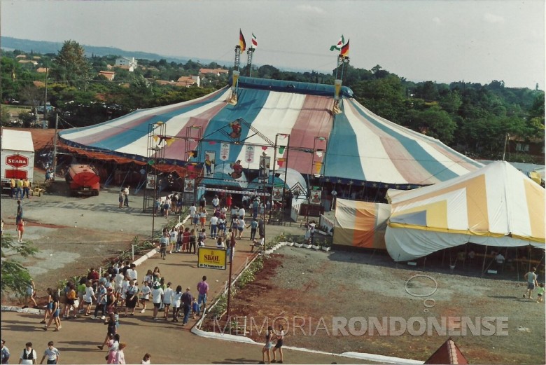 || Lona de circo alugada para os festejos da VI Oktoberfest da Marechal Cândido Rondon, com ornamentação típica alusiva à festa. 
Em seu interior foram instaladas as chopeiras, palco para as bandas, mesas e pista de dança.
