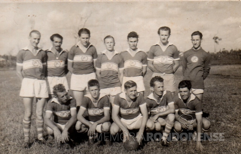 Mais uma formação do Oeste Paraná FC, no começo da década de 1970. 
Da esquerda a direita: 1º - Nei Zilmer, 2º - não identificado, 3º Dorneles Jochims, 4º - Elói Fischer, 5º - não identificado, 6º - Arno Roesler e 7º - Ehrenfried Welzel. 
Agachados: 1º Orides Fidalski, 2º - não identificado, 3º - Hugo Feiden, 4º João Fidalski e 5º - não identificado.