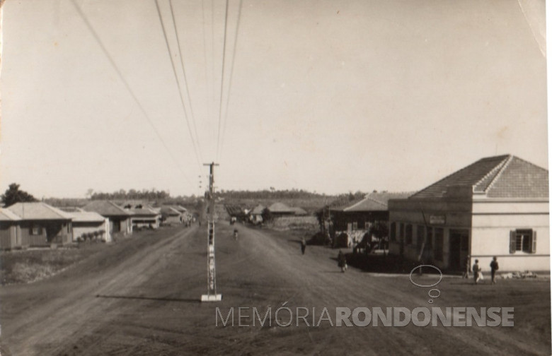 Avenida Grande do Sul vista a partir da Rua D. João VI, sentido oeste. 
Á direita, a casa comercial de Alfredo ainda hoje existente toda revitalizada.