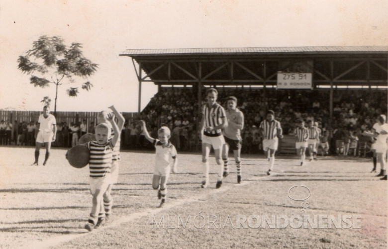 No final da década de 1960, a equipe do Ec Botafogo adentrado no campo em seu estádio que ficava onde hoje está o Bairro Botafogo.
