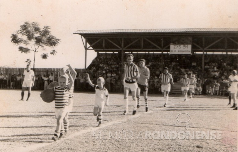No final da década de 1960, a equipe do Ec Botafogo adentrado no campo em seu estádio que ficava onde hoje está o Bairro Botafogo. 

