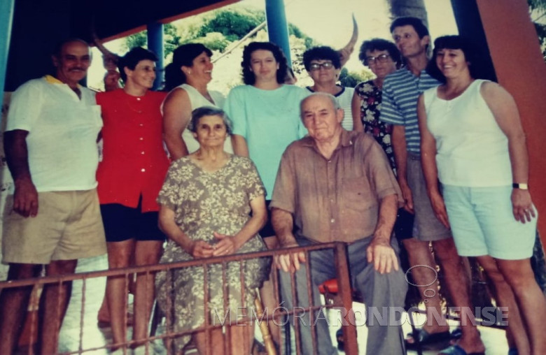 Casal Gracia e Antonio Bendo com os filhos.