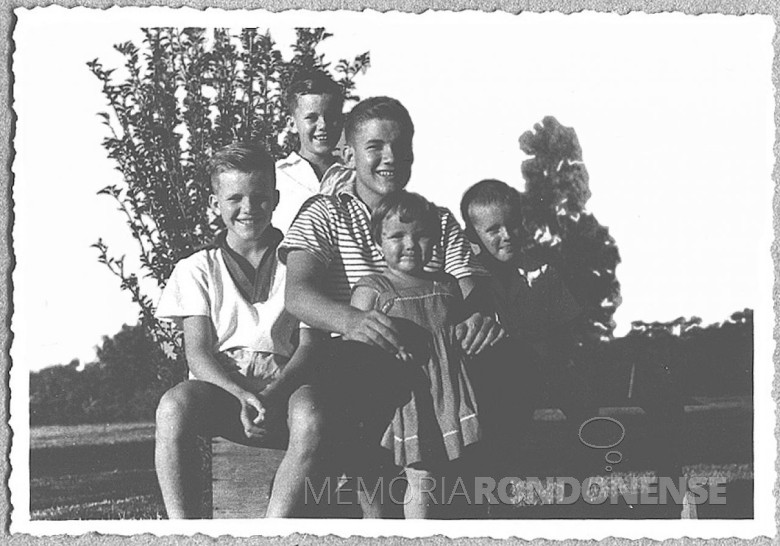 Os irmãos Seyboth: Dr. Hippi (Dietrich Rupprecht, no centro),   Dieter Leonard, Matias, Pedro (Pedrinho) e , Ingrun (Guni), em 1960.