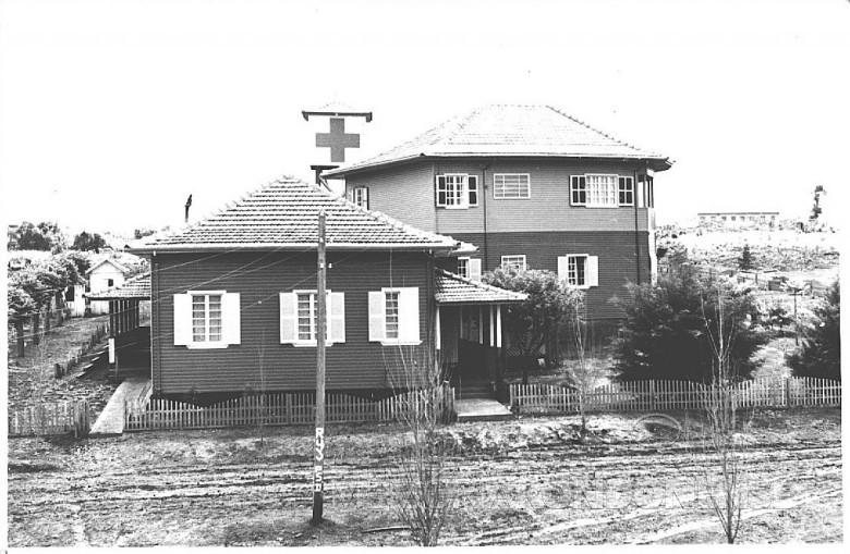 Primeira residênciada família Seyboth e mais a ampliação de dois pisos, construída posteriormente,  em foto tirada a partir do Hospital e Maternidade Filadélfia. 