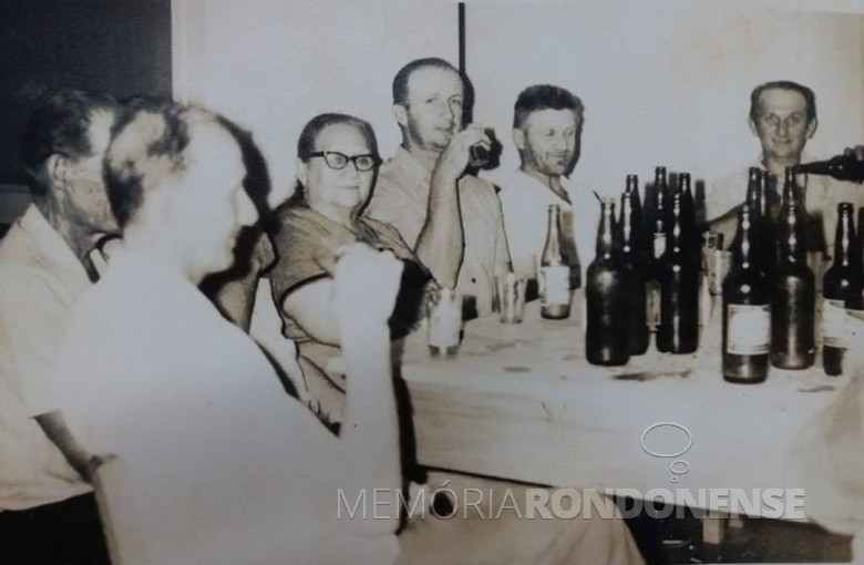 Matriarca Emilia Lang com os filhos.
Da esquerda a direita: Roque Wilmar Lang, Arno Nicolau Lang, Emilia Langa (matriarca), Waldomiro Lang, Seno José Lang e Lauro Lang.
Seno José e Arno Nicolau Lang foram os primeiros moradores no atual município de Quatro Pontes. Os irmãos e pais chegaram nos 3 e 4 anos seguintes a localidade.