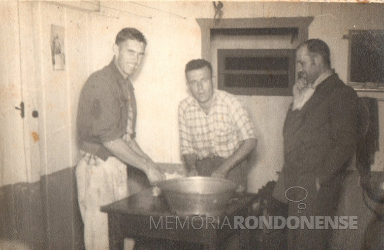 Pioneiros rondonenses Léo Borgmann (e), um dos primeiros mecânicos de Marechal Cândido Rondon; Arthur Mário Leduc (c), primeiro eletricista de Marechal Cândido Rondon. A outra pessoa não foi identificada.