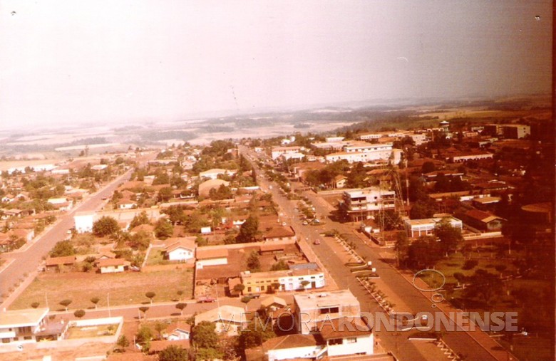 Vista aérea da construção da Torre da Telepar (Oi), em 1979