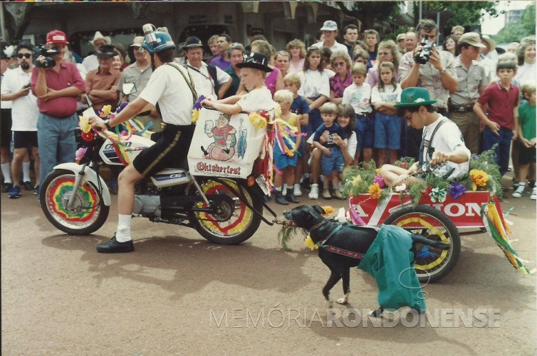 || Desfile da empresa Kaefer, revendedora das motos Honda. 
Na carretinha, Rolf Kaefer. 