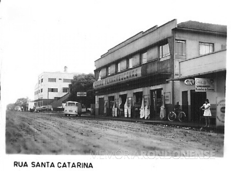 Lojas Pernambucanas, à Rua Santa Catarina, entre a Avenida Maripá e a Rua Tiradentes, em 1980