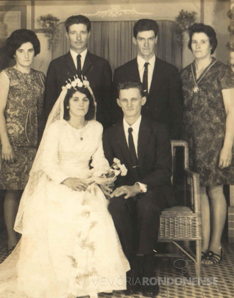 Casamento de Vanilda Trento e Mário Weber com os padrinhos.  À esquerda, casal Maria Bendo e Gedeão Forlin. 