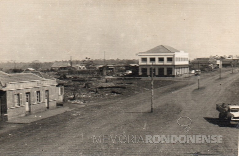 Avenida Rio Grande do Sul, com o prédio da Casa Rieger, ao fundo à esquerda. 