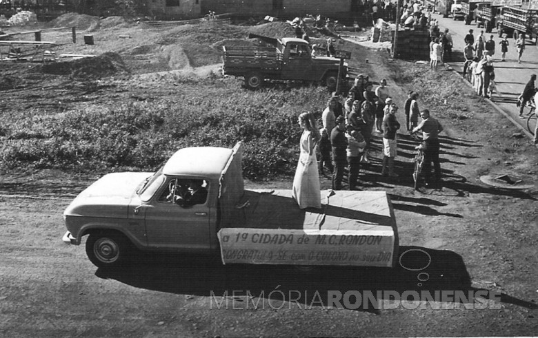Desfile  na Festa de 25 de Julho ou seja, na festa de comemoração da emancipação político-administrativa de  Marechal Cândido Rondon, da primeira criança nascida na cidade no período de colonização, Claucia Weirich. 1970.