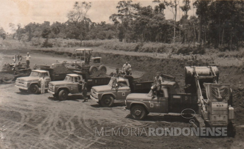 Caminhões da Prefeitura Municipal de Marechal Cândido Rondon trabalhando na preparação do campo do extinto Oeste Paraná Futebol Clube, hoje Estádio Waldir Schneider.