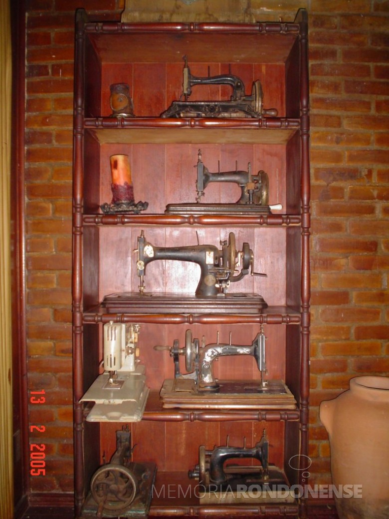 Casa da Família Seyboth - vista interna, com destaque para a coleção de máquinas de costura à mão, que pertenceu ao casal Ingrun (nascida Klagges) e Friederich Rupprecht Seyboth (Dr. Seuboth). 