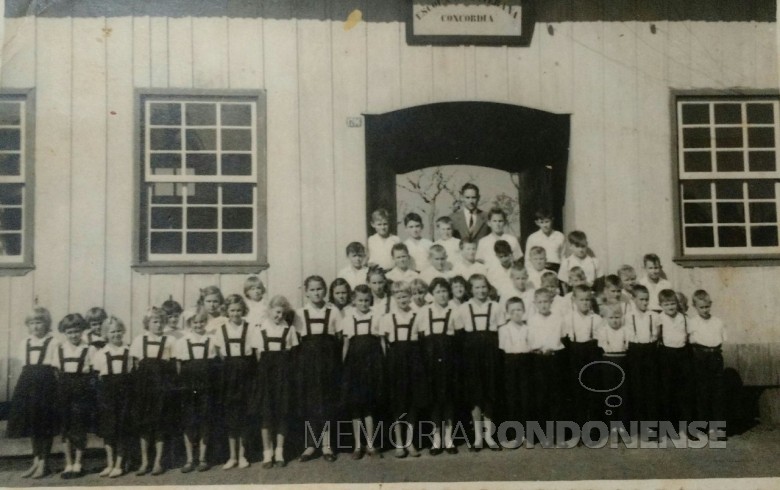 Turma de alunos da antiga Escola Concórdia. na então vila de General Rondon. 
