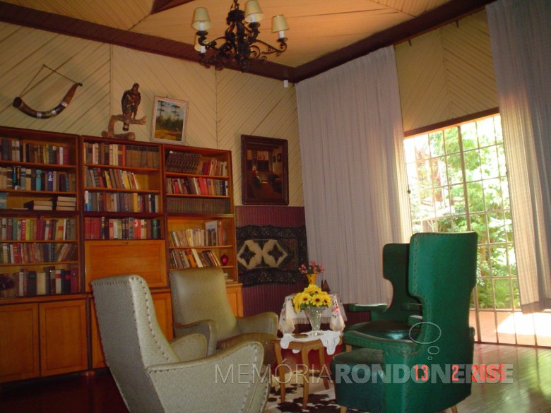 Casa da Família Seyboth - vista interna - sala de estar com biblioteca. 