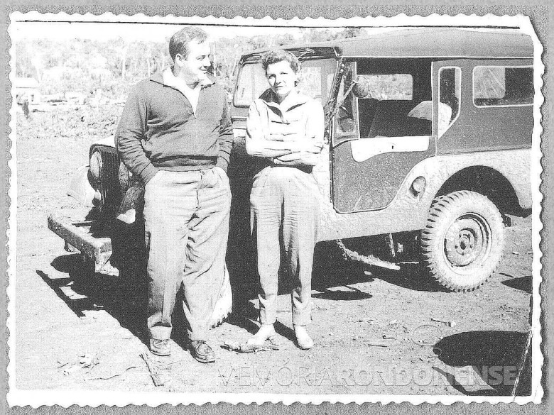 Dr. Seyboth e D. Ingrun  aguardando a balsa para a travessia do Rio São Francisco, em 1961.
