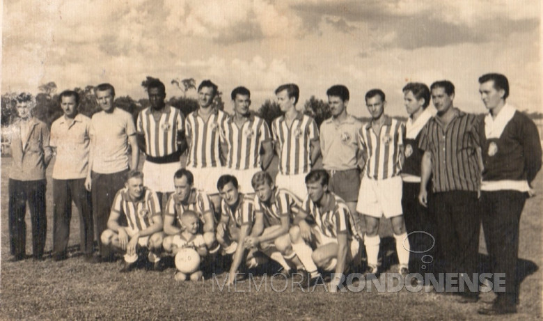 Equipe do Oeste Paraná Futebol Clube na década de 1960. 
Da esquerda à direita:  1º - Alfredo Bausewein, 2º - Arno Roesler, 3º a 5º - não identificados; 6º - Waldomiro de Oliveira; 7º - Rubens Luersen, 8º - não identificado, 9º - Gerhard (Jipe) Reuter e 10º a 13º - não identificados. 
Agachados: Ilácio Lemke, 2º a 4º - não identificados e 5º  - Harraldo Altmann.