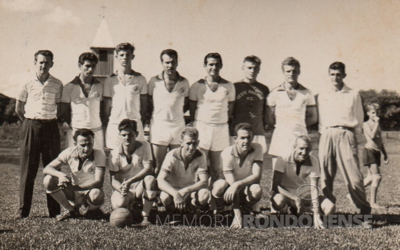 Outra equipe do Oeste Paraná Futebol Clube. 
Da esquerda a direita: 
1º - Arno Roesler, 2º - Guiñones; 3º - Orlando Miguel Sturm, 4º - Pedro..., 5º - Waldemar Werner (Prego) Lange,  6º - Bruno (Mixaria) Thiele; 7º - não identificado, e 8º - Alfredo Bausewein.
Agachados: 1º - Rubi Cassel, 2º - não identificado, 3º - Orides Fidalski, 4º - médico Aylson Confúcio de Lima, e 5º - Nei Zilmer (foi gerente do extinto Empório Toledo, filial de Marechal Cândido Rondon. 
Esta foto foi feita no antigo campo que fica na atual Praça Dealmo Selmiro Poersch. Ao fundo, vê-se a primeira igreja católica de Marechal Cândido Rondon. 