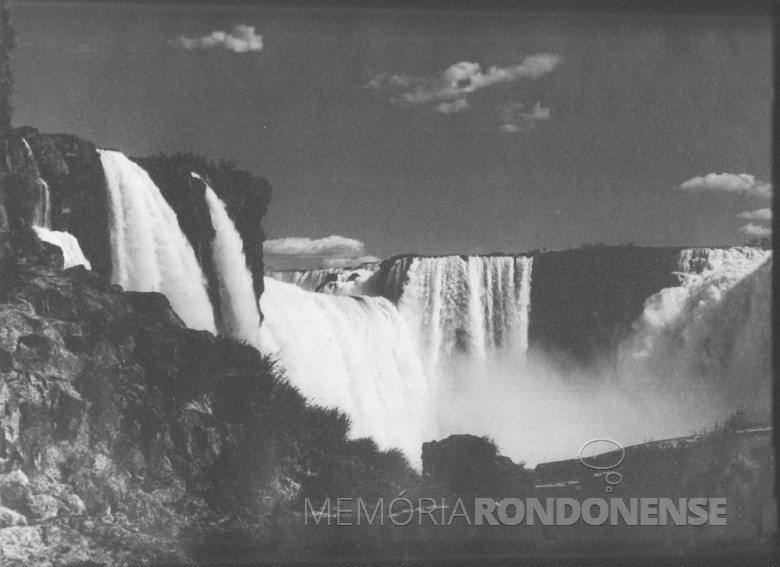 Mais uma vista noturna das Cataratas do Iguaçu, feita pelo imigrante alemão e pioneiro rondonense Heribert Hans-Joachim Gasa, em 1965. 