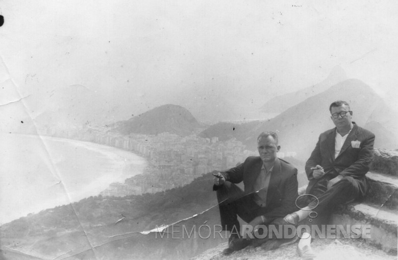 Willy Carlos Trentini (d) e um amigo visitando a cidade do Rio de Janeiro, nas escadarias do Corcovado com imagem do Cristo Redentor. 