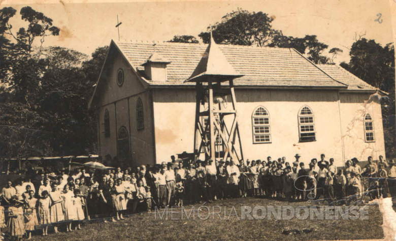 Primeira igreja católica de Novo Horizonte construída com apoio do pioneiro Antonio Bendo e família e também na compra do  primeiro sino. 
O padre na foto é Aloísio Baumesiter, vigário da paróquia  de Quatro Pontes, a qual pertencia a comunidade antes de ser criada na Paróquia de Marechal Cândido Rondon.