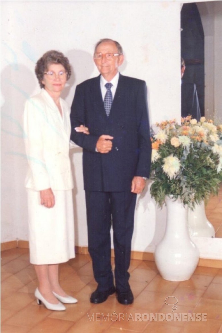 Casal Norma (nascida Pöttker) e Arlindo Alberto Lamb fotografado no dia da comemoração de suas Bodas de Ouro.