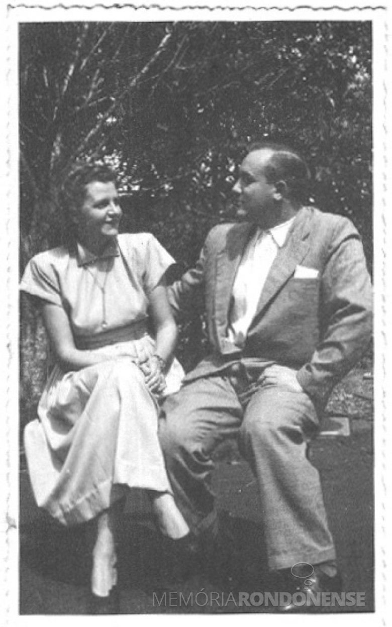 Dr. Seyboth e D. Ingrun sentados no páteo de sua residência em Ipira, SC,  em 1951.