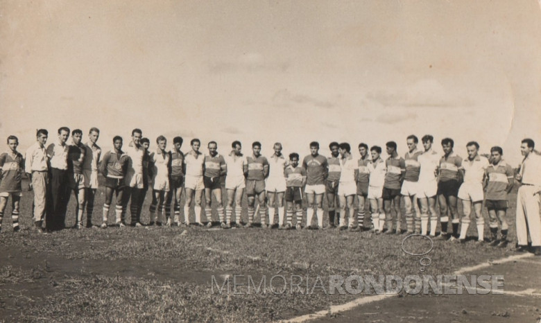Equipe da Oeste Paraná Futebol Clube com equipe visitante. 
Da esquerda a direita:
1º - Rubens Luersen, 2º - Alfredo Bausewein,  3º e 4º - não identificados, 5º - Aylson Confúcio de Lima,  6º a 15º - não identificados; 16º - ... Schmidt, 17º - Orlando Miguel Sturm, e 18ª a 21º - não identificados.