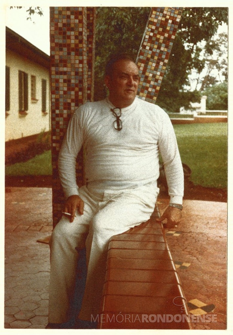 Dr. Seyboth em frente ao Hospital Filadélfia, em 1978.