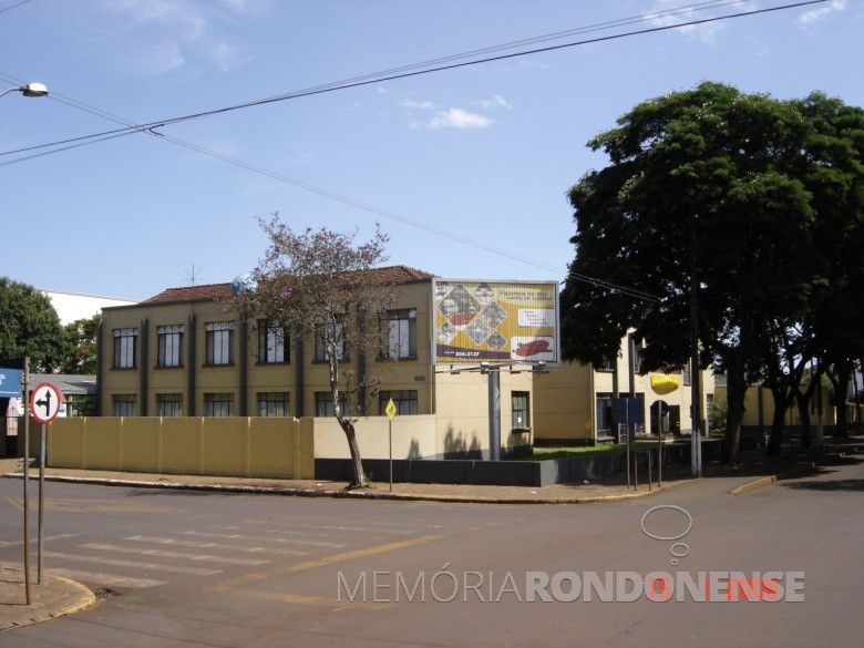 Fachada do Colégio Evangélico Martin Luther , vista a partir da esquina da Avenida Maripá e Rua Sergipe, em 2006.