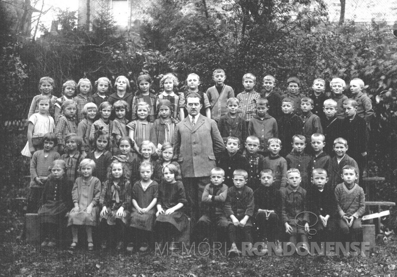 Ingrun Klagges,  em foto com a turma escolar, em  1926.
A senhora Ingrun é a 6ª aluna, na segunda fila, de trás para frente, a segunda à direita do professor.
