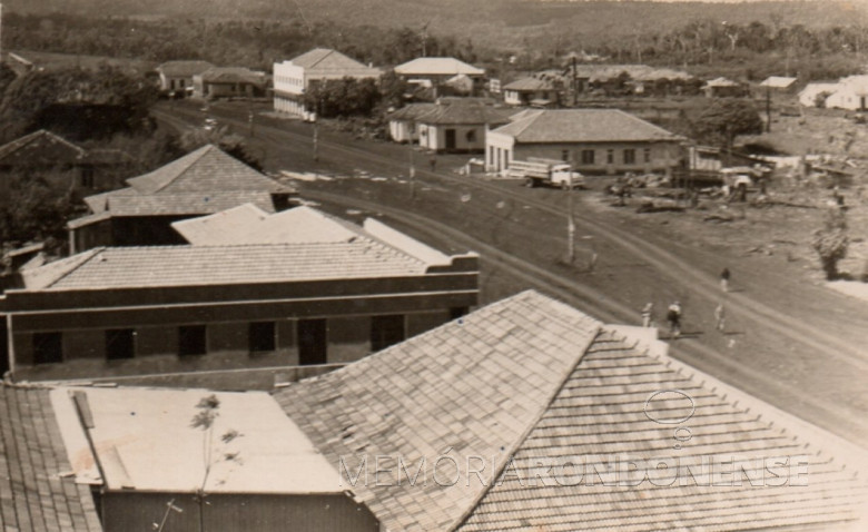 Avenida Rio Grande do Sul, no final da década de 1950. 
Em primeiro plano, o telhado da casa comercial de Alfredo Nied; na sequência  a Casa Progresso ( venda de calçados), de Amário Saatkamp. 
À direita da Avenida Rio Grande do Sul: 1ª - é a casa comercial (com caminhão ao lado), de Irmãos Fidalski; logo em seguida, no outro lado, na esquina com a Rua Sete de Setembro, a casa comercial de Gualberto (Guni) Batscheke; depois o prédio da Casa Rieger; em seguida, as Lojas Tupinambá, de Ildefonso Portelinha; e, por último, a casa comercial de Carlos Kleemann.