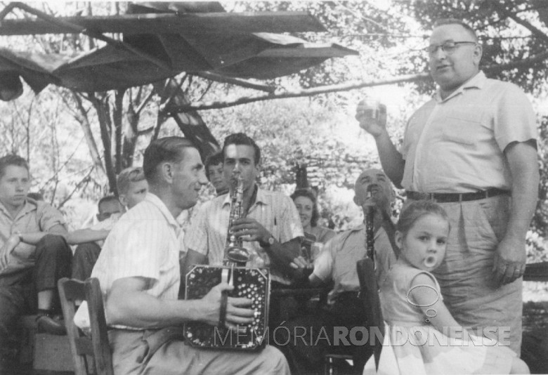 Sr. Ervino Freier ( de óculos, em pé),  com os músicos no Max Lindenau, em Vila Margarida, em  1960.
