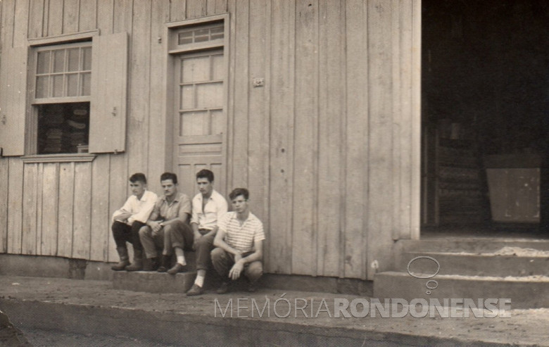 Os jovens pioneiros rondonenses, da esquerda a direita: Alfredo Bausewein, João Knopp, Guiñones (jogador de futebol) e Orlando Miguel Sturm
