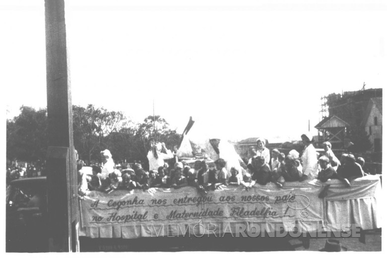 Outra vista do desfile do carro alegórico do Hopsital e Maternidade Filadélfia, no desfile da Festa do Município de Marechal Cândido Rondon, em 1962. 