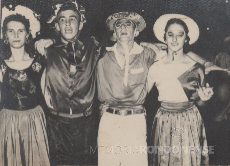 Foliões no baile de Carnaval no antigo Salão Wayhs, em 1957 ou 1958.