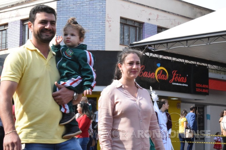 Secretário da Agricultura e de Políticas de Meio Ambiente de Marechal Cândido Rondon e esposa com a filha participando desfile.
