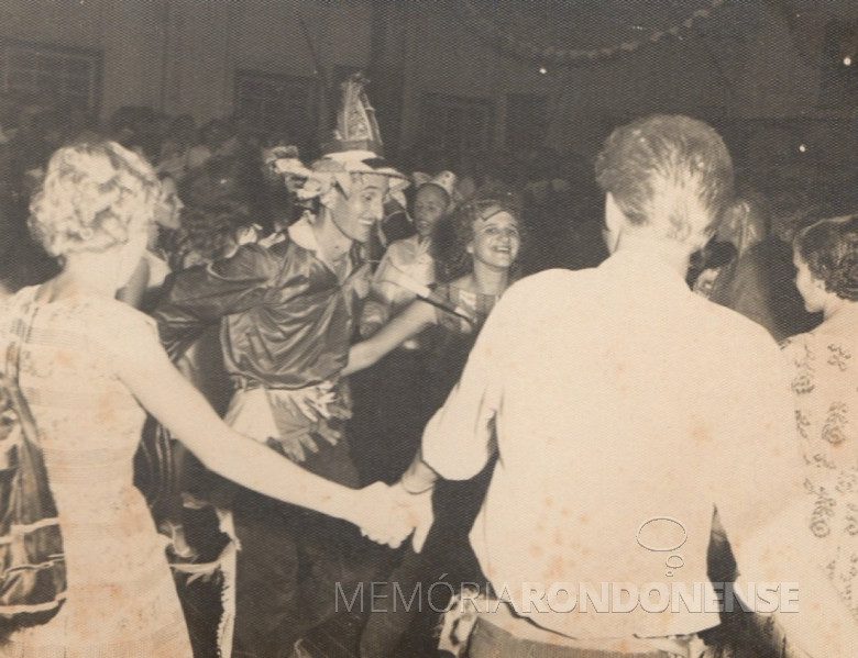 Baile de Carnaval no antigo Salão Wayhs, no ano 1957 ou no ano de 1958. 
Ao centro, o jovem pioneiro Alfredo Bausewein.